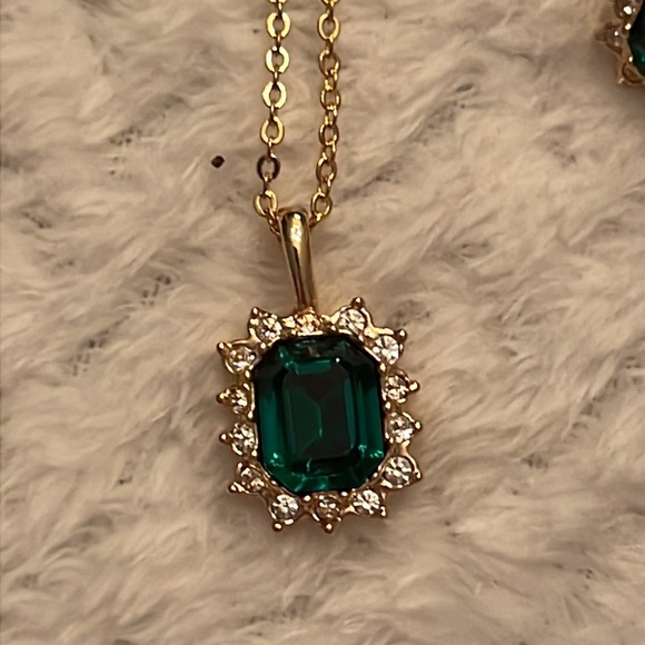 Vintage Gold Tone Simulated Diamonds & Emerald Pendant & Studd Earrings - Picture 3 of 7